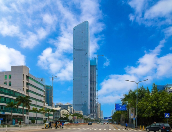Bagaimanakah Foshan Blueway Mentakrifkan Semula Masa Riadah Perniagaan Altitud Tinggi dengan Projek Kolam Renang Menariknya di Menara Chuneng China di Shenzhen?